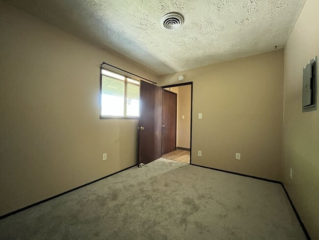 Building Photo - LOM2437