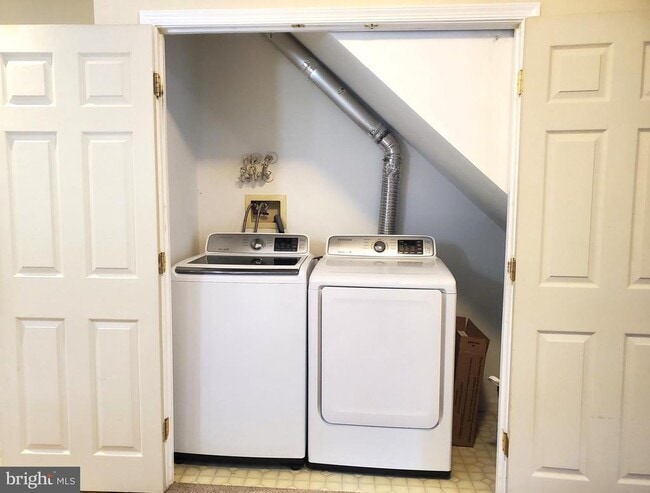 Building Photo - 2433 Wentworth Dr