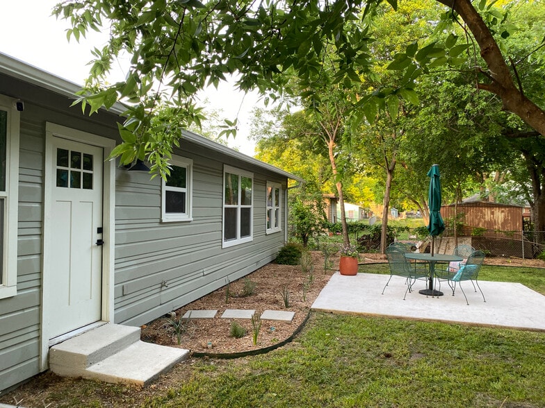 Building Photo - 415 W Rucker St