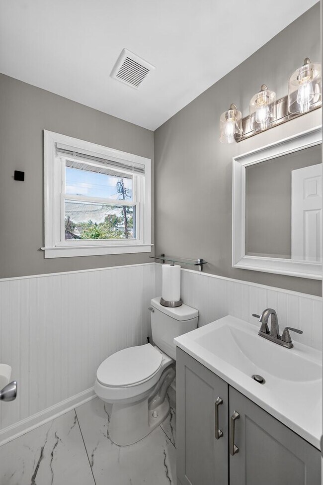 Building Photo - Updated Single-Family Home for Rent in Fairlawn