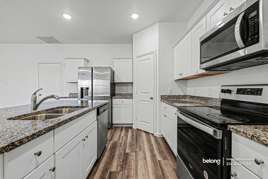 Building Photo - 1806 Chapel Hl Rd