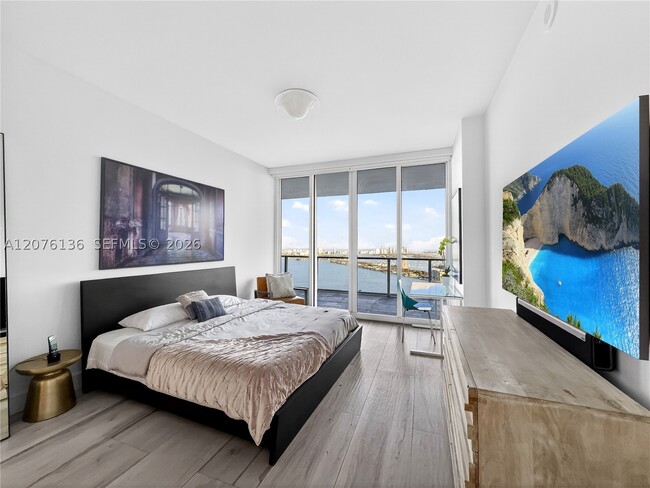 Building Photo - 2020 N Bayshore Dr