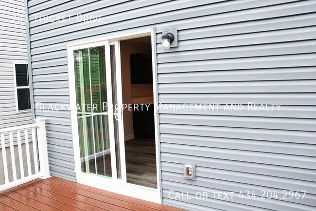 Building Photo - 221 Thicket Dr
