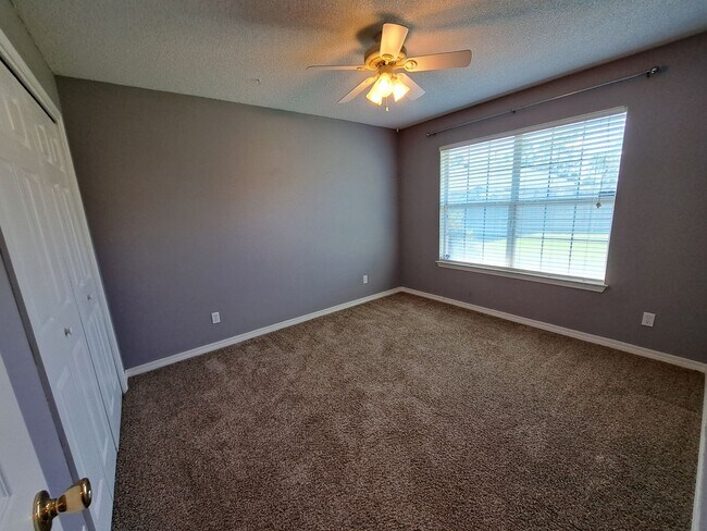 Building Photo - 4BR/3BA with privacy fenced backyard