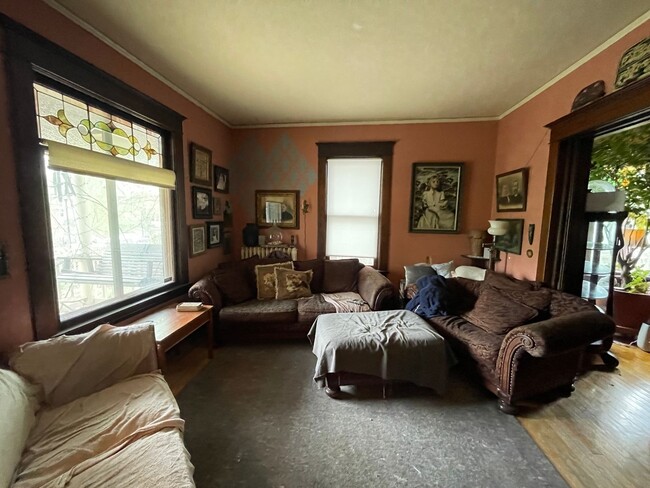 Building Photo - 4 Bed Home in Hidden OASIS!