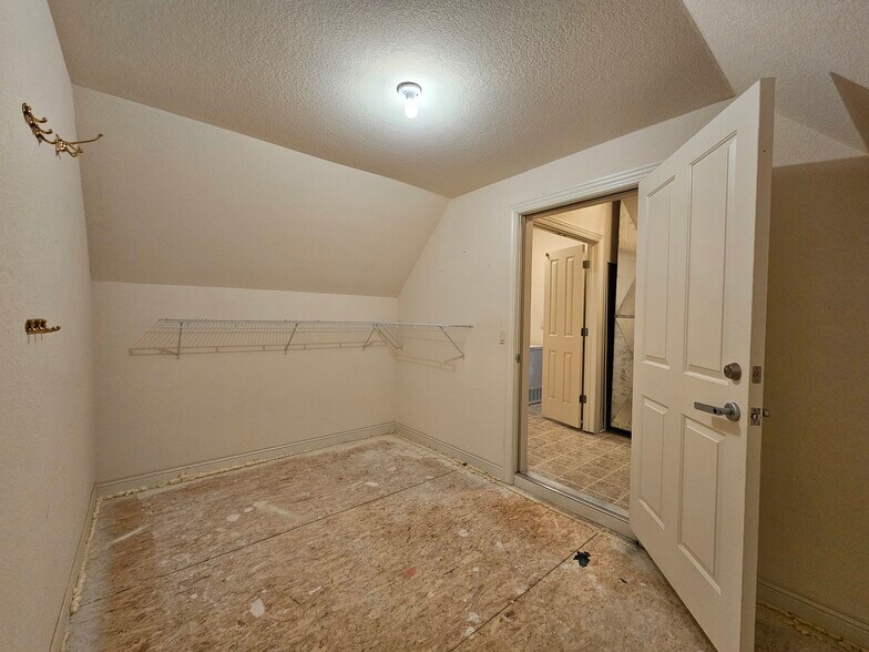 Building Photo - 1850 Stoney Ln