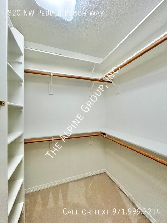 Building Photo - 820 NW Pebble Beach Way