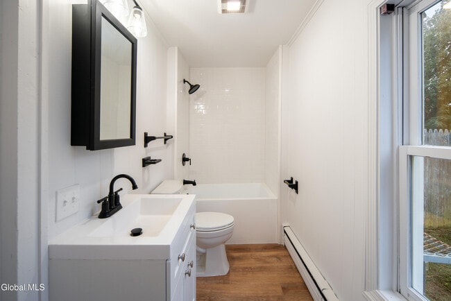 Building Photo - 37 Undine St