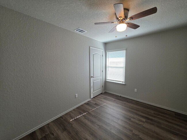 Building Photo - 3 Bedroom / 2 Bath Duplex Copperas Cove