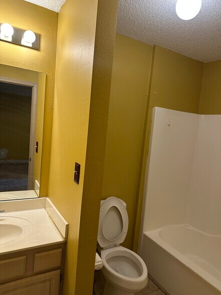 Building Photo - 5621 N London Pl