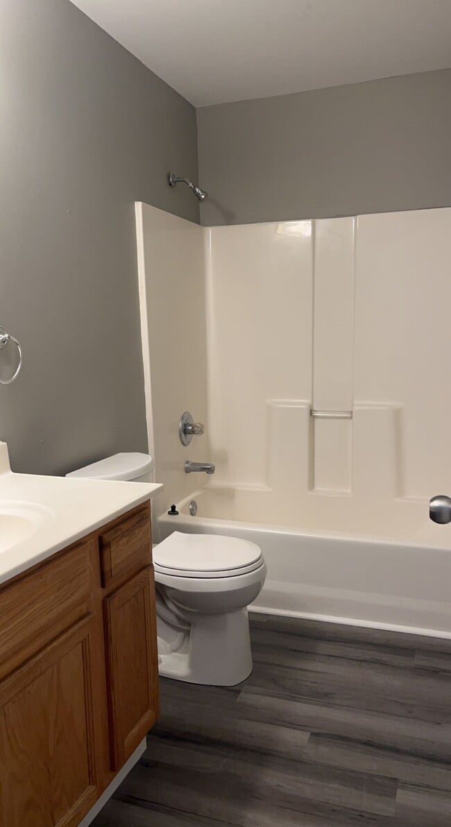 Building Photo - 415 Briden