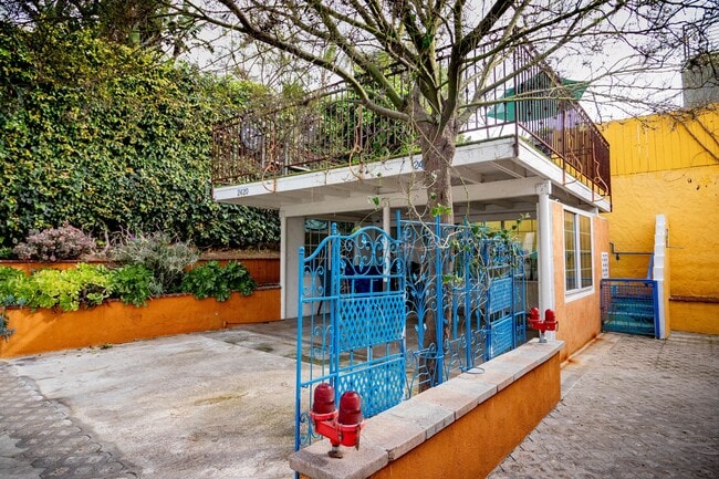 Building Photo - 2420 Teviot St