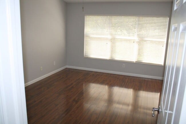Building Photo - Beautiful Townhouse
