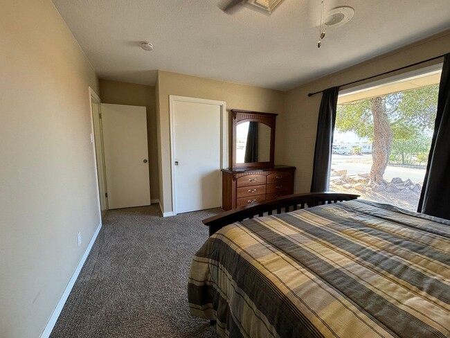 Building Photo - 3 Bedroom Furnished Home with UTILITIES INCLUDED with Courtyard Near the Colorado River 3-12 mont...