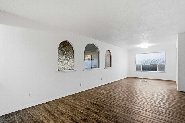 Building Photo - 4613 Sun Valley Dr