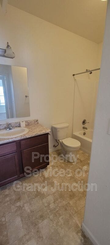 Building Photo - 621 Zenith Ln