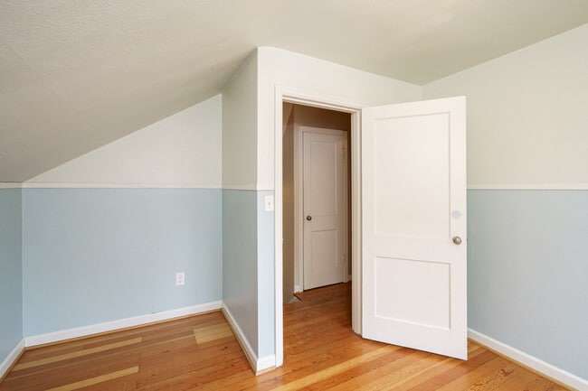 Building Photo - 2 Bedroom with Bonus Room and Office on La...