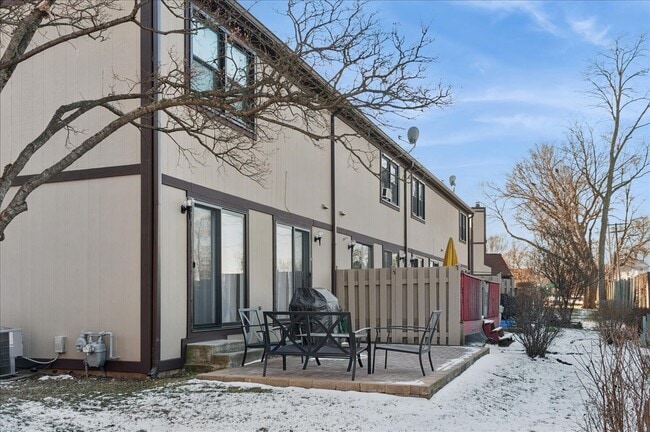 Building Photo - 335 Shadow Bend Dr