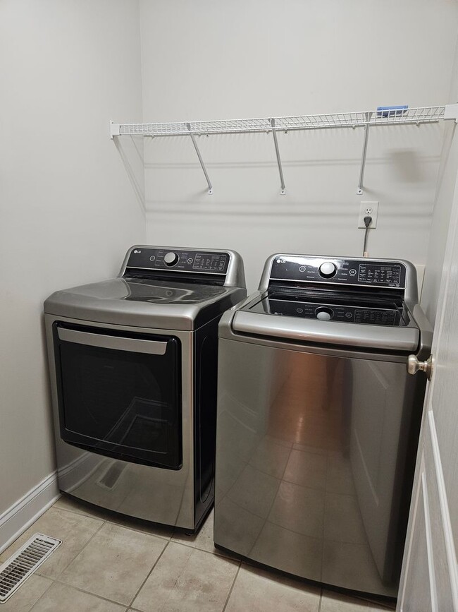 Building Photo - New Listing!!!!!