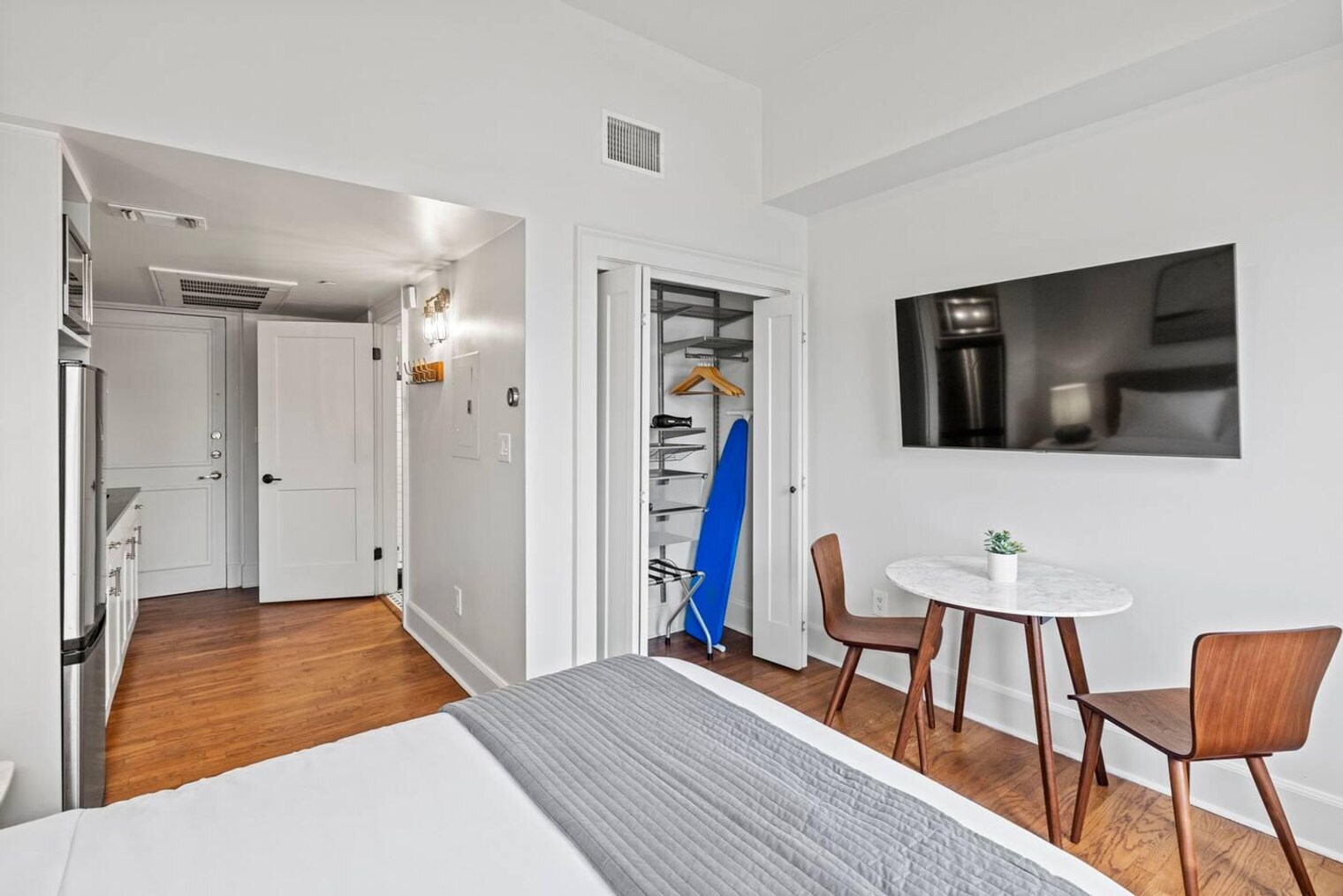 Building Photo - 606 N Presa St