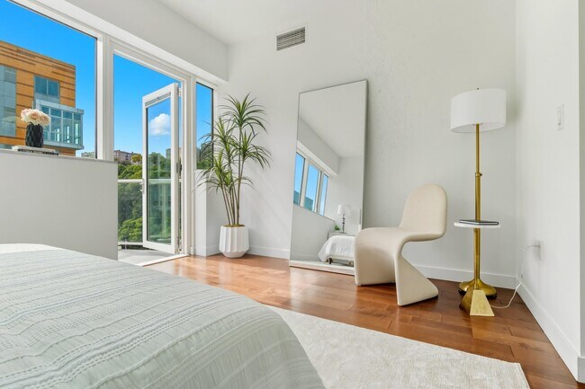 Building Photo - 800 AVENUE AT Port