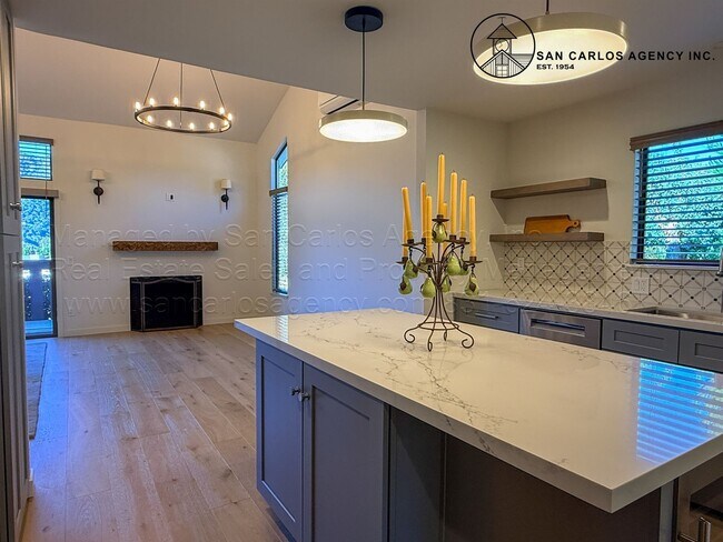 Building Photo - LESLA (I/O)