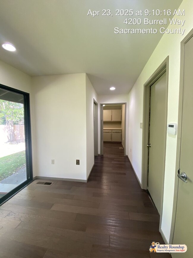 Building Photo - Sprawling Ranch with Open Floorplan & Exce...
