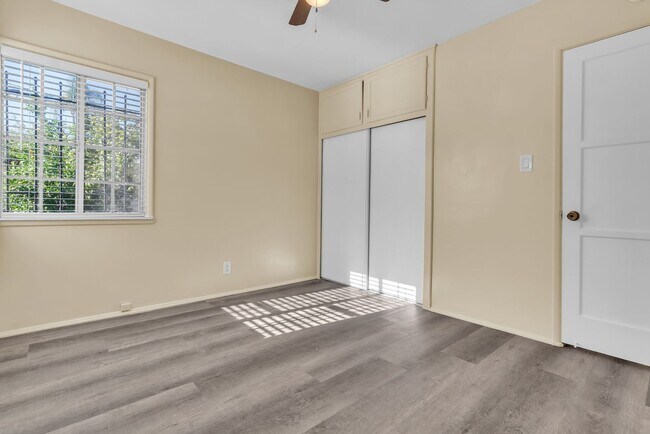 Building Photo - 1239 W Carlton Pl