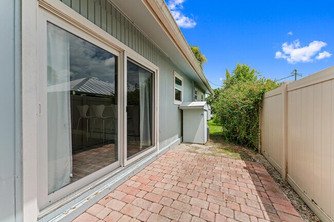 Building Photo - 856 SW Rustic Cir