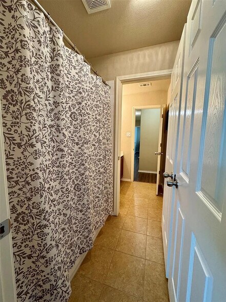 Building Photo - Room in House on Nottingham Loop