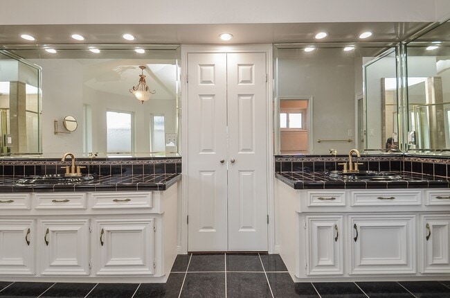 Building Photo - 827 Millpond Dr