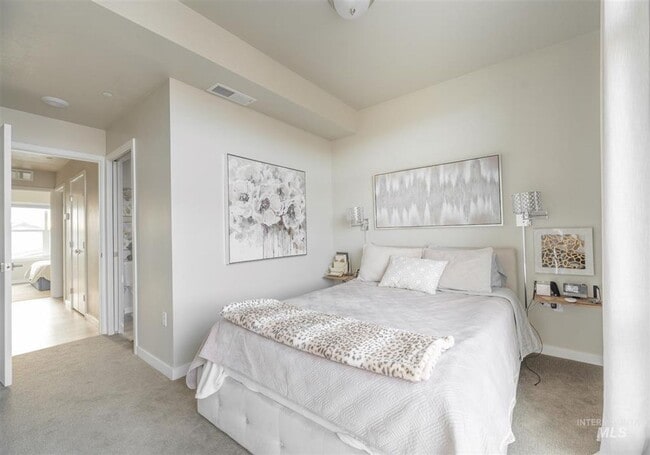 Building Photo - Luxury Apartment