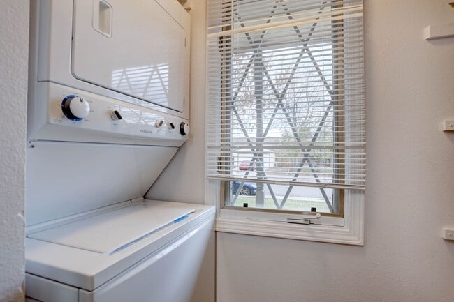 Building Photo - Wonderful 2 bed 2 bath Townhouse with Fire...