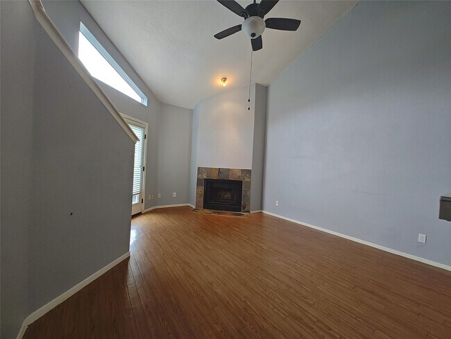 Building Photo - 10855 Meadowglen Ln