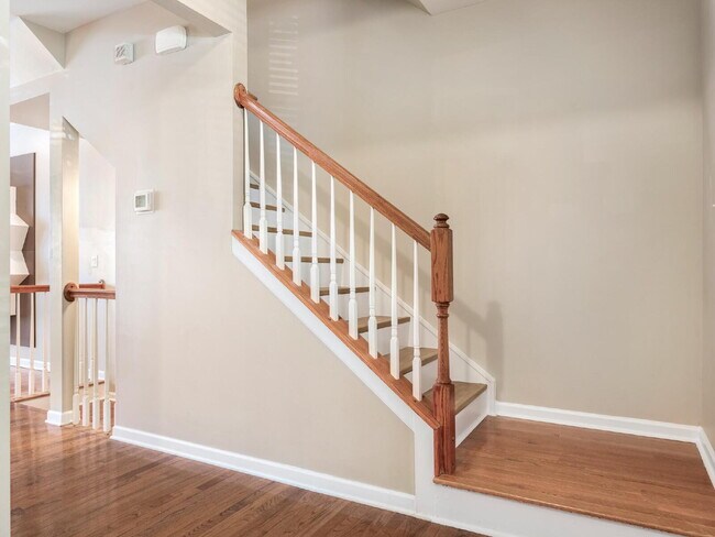 Building Photo - Third Ward Stunner-Uptown Location!
