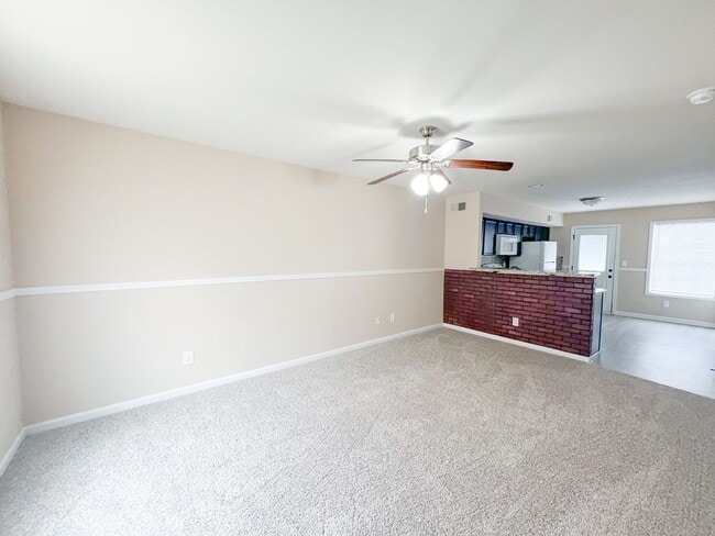 Building Photo - 2 Bedroom 1.5 Bathroom Townhome