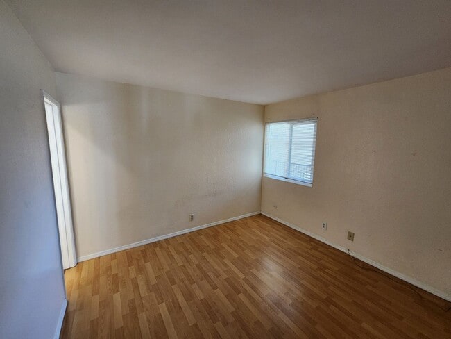Building Photo - 3 Bedroom 2 Bath Upper Unit in Mira Mesa