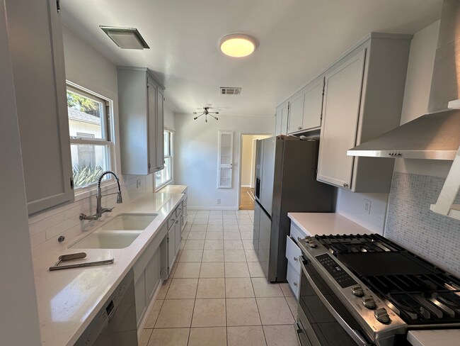 Building Photo - 3169 S Bentley Ave