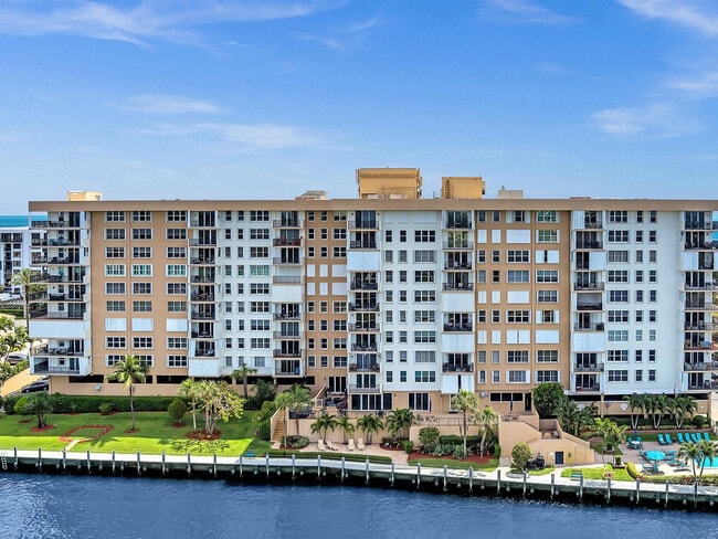 Building Photo - 1150 Hillsboro Mile