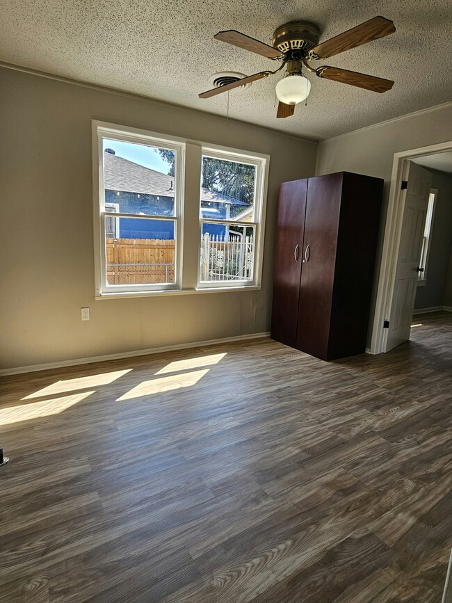 Building Photo - 3214 W Travis St