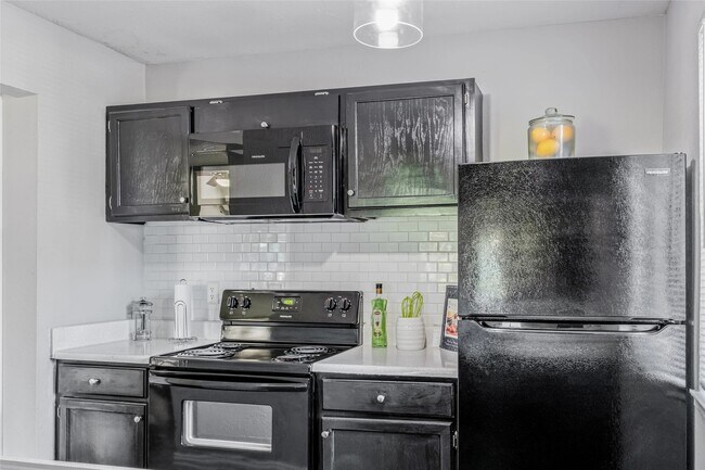 Building Photo - 4600 W Pioneer Dr