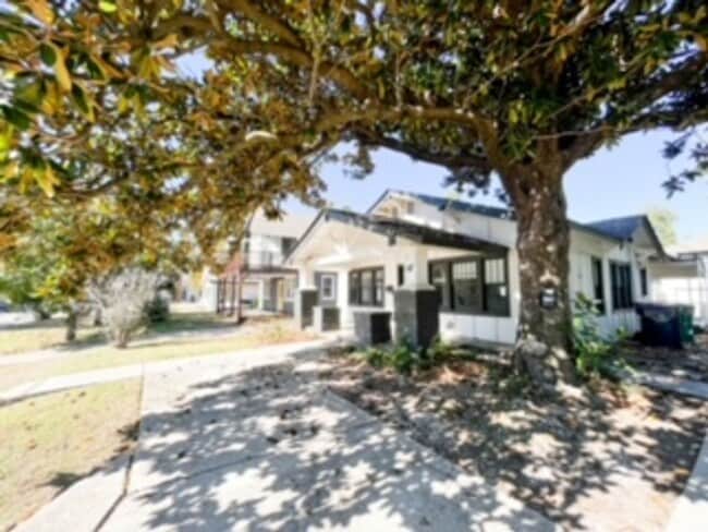 Building Photo - 3 Bedroom & 1 Bath In Paseo District (Cont...