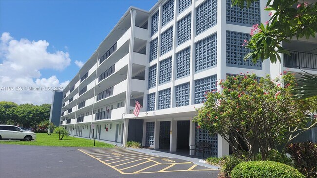 Building Photo - 950 Hillcrest Dr