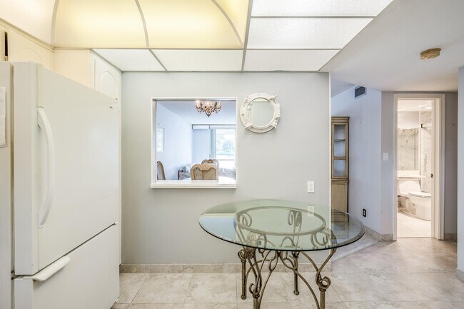 Building Photo - 9500 N Hollybrook Lake Dr