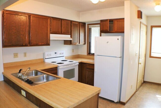 Building Photo - $1,150 | 2 Bedroom, 1 Bathroom Condo | Cat Friendly* | Available for August 1st, 2026 Move In!