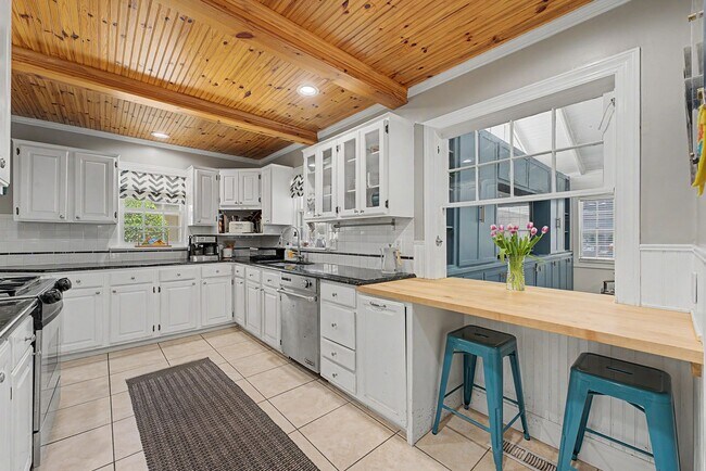 Building Photo - Fully Furnished Maple Ridge Home