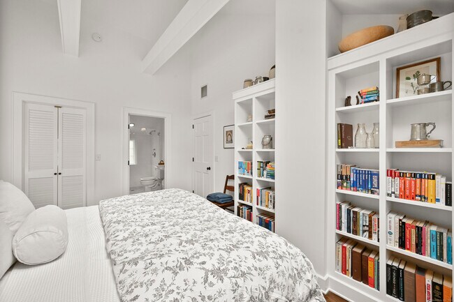 Building Photo - 104 Roton Ave