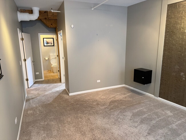 Building Photo - 1735 W Diversey Pkwy