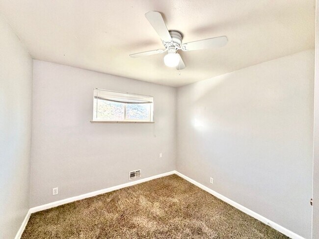 Building Photo - DEC RENT FREE FOR A LEASE STARTING BY NOV 15TH! - BRICK HOME WITH FINISHED BASEMENT