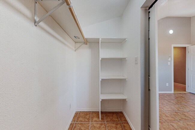 Building Photo - North Valley 4 Bedroom 2 Bath *Move-in Special* $1000 off 1st month rent if you sign by 11/30/25